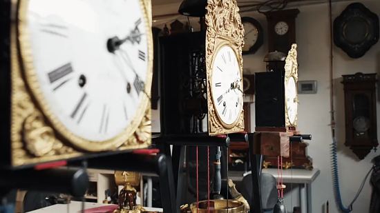 Les horloges anciennes dans l'atelier Bianchi