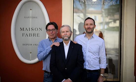 Louis Fabre (au centre) et ses fils Olivier (à droite) et Jean-Marc (à gauche), propriétaires de la Maison Fabre, à Millau (Aveyron) le 15 mars 2024