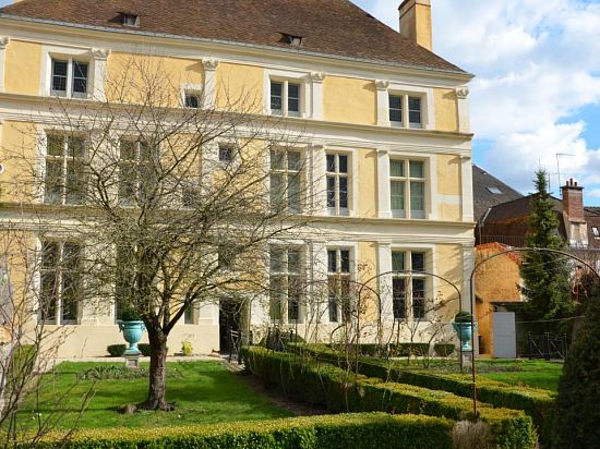 Façade — donnant sur le jardin — de la maison natale de Jean de La Fontaine devenue musée