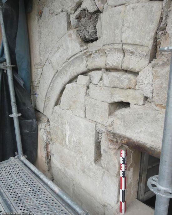 Grande baie ouverte dans le pignon oriental de la maison médiévale faisant l'objet d'une étude de bâti à Lodève