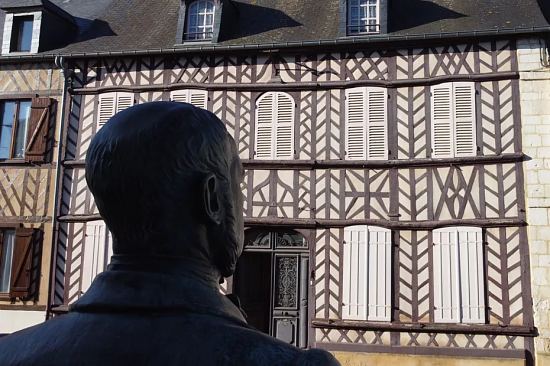 Le buste d'Hippolyte Bayard devant sa maison natale à Breteuil. © Crédit photo : Philippe Barbier