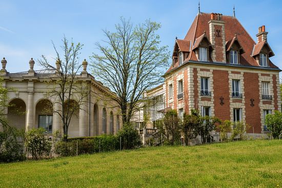 Villa des Brillants, à Meudon, acquise par Auguste Rodin en 1895, avec la maison (à droite) et l'atelier (à gauche) du sculpteur. Carte postale d'environ 1900 colorisée ultérieurement