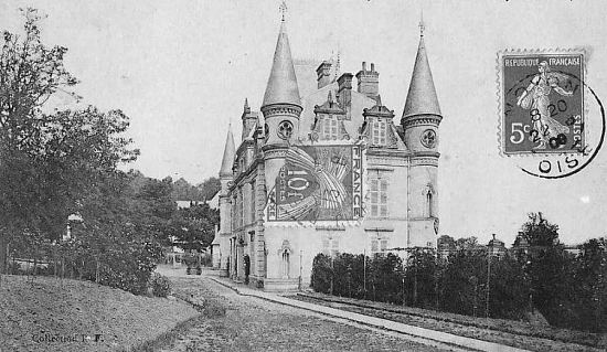 L'un des deux manoirs du château de Chiry-Ourscamp avant leur destruction