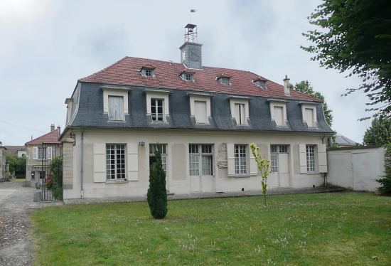 Un des bâtiments de l'ancienne manufacture royale des cires à Antony (Hauts-de-Seine)