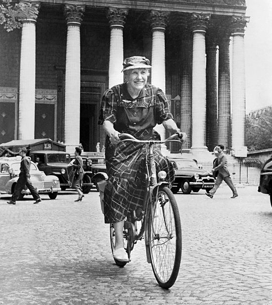 À 80 ans, Marie Marvingt effectue un Nancy-Paris à bicyclette