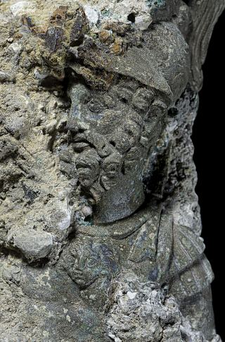 Statuette de Mars avant nettoyage, détail du visage