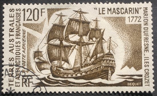 Timbre représentant Le Mascarin, navire commandé par Marion-Dufresne lors de son périple vers la Nouvelle-Zélande. Dessin de Pierre Béquet (1932-2012)
