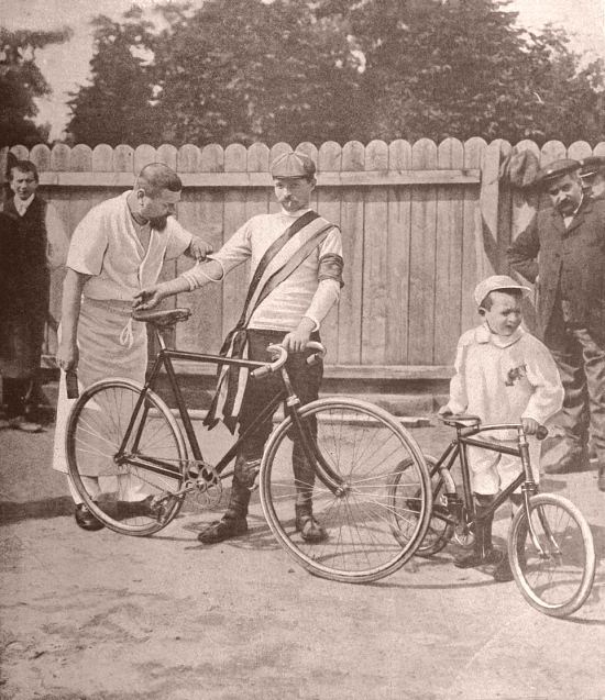 Maurice Garin, vainqueur des première, cinquième et sixième étapes, et vainqueur du Tour de France 1903. Photographie extraite de La Vie au grand air : revue illustrée de tous les sports du 24 juillet 1903