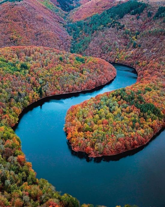Le méandre de Queuille en automne
