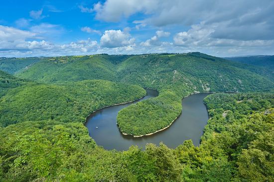 Le méandre de Queuille (Puy-de-Dôme) est souvent comparé à l'Amazonie en raison d'une forêt verte et de la forme particulière de la rivière
