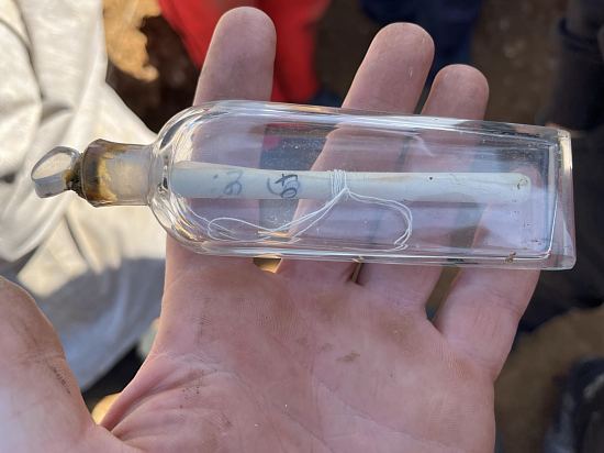 La capsule temporelle, retrouvée par le Service archéologie de la mairie d'Eu, date de 1825