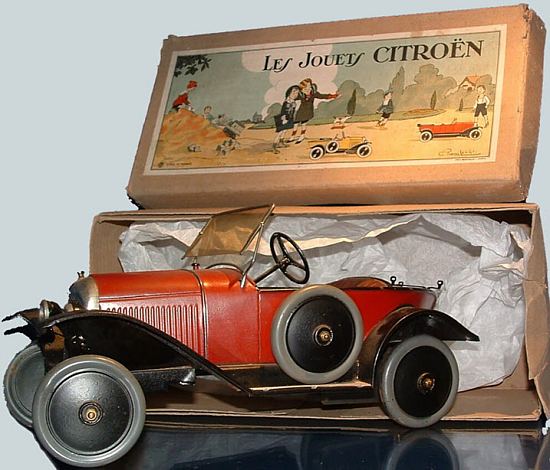 Citroën commence à produire des jouets en tôle peinte dès 1923. Elles sont aujourd'hui considérées par les collectionneurs comme des icônes