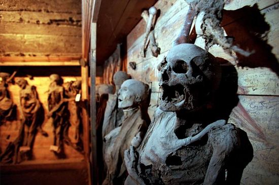 Perché dans les monts du Forez, le village médiéval de Saint-Bonnet-le-Château (Loire) abrite depuis près de quatre siècles des momies naturelles, conservées grâce à la spécificité du sol
