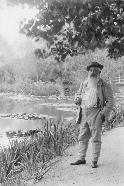 Claude Monet devant Les Nymphéas, dans son jardin à Giverny