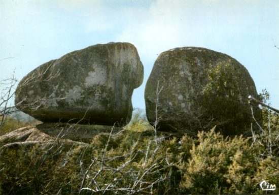 Jalesches. Les Monts Peyrébut. Les Pierres fendues