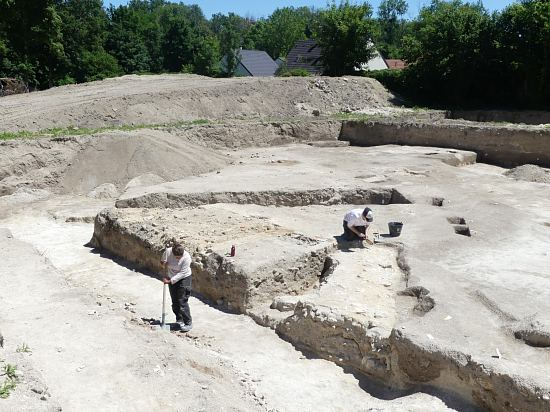 Secteur 1, la fondation du mur périmétral en cours de dégagement