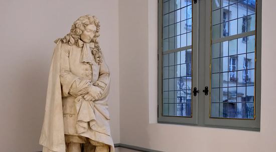 Cette statue de Jean de la Fontaine trône dans la maison où il est né, transformée en musée