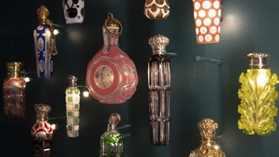 Détail de la vitrine L'essor de la parfumerie au XIXe siècle dans le musée du Parfum Fragonard à Paris, le 12 avril 2019