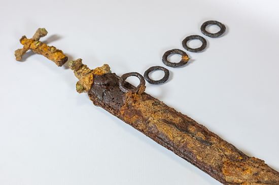 Détail de la plaque arrière du fourreau de l'épée de la sépulture 990 avec éléments de tissus