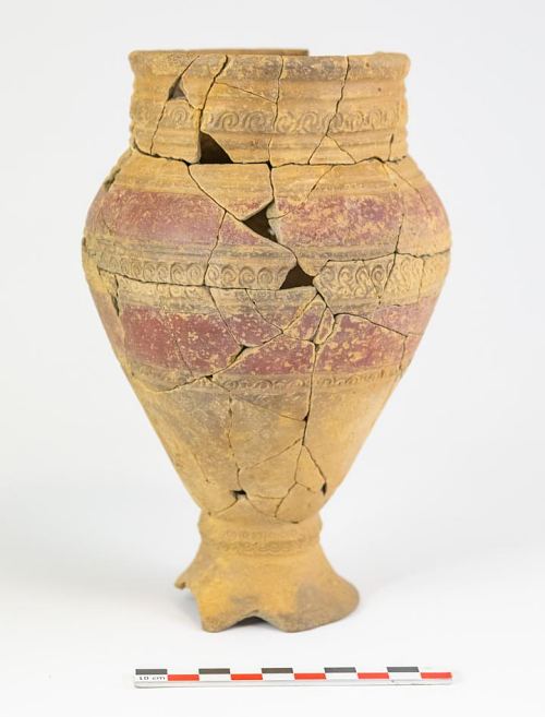 Vase funéraire découvert dans la sépulture à crémation