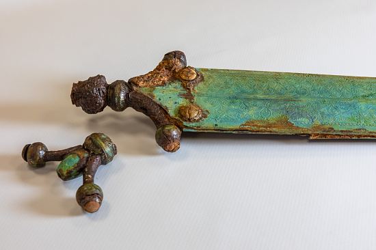 Détail des différents éléments décorés du fourreau et de la poignée à antennes de l'épée de la sépulture 782