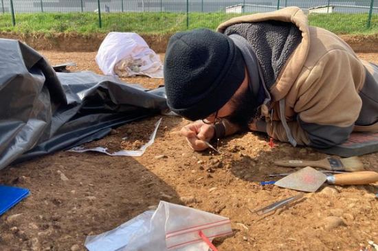 Fouilles en cours d'une sépulture d'un enfant où ont été retrouvés des morceaux d'un collier en bronze