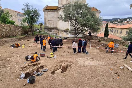 Une quarantaine de sépultures composent cette nécropole, datant de la fin de l'Empire Romain