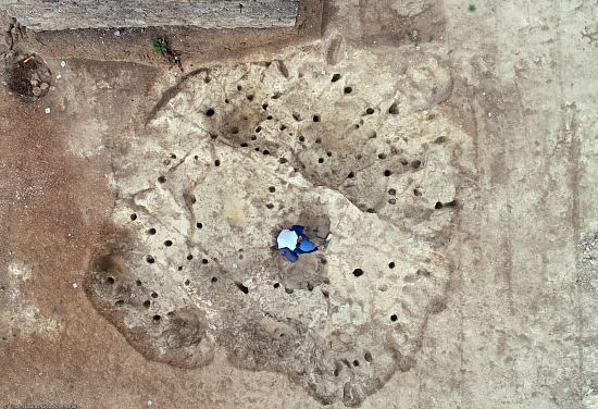 Grandes caves du Néolithique final en cours de fouille à Béziers (Hérault)