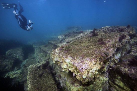 Lenaïc Riaudel, archéologue sous-marine, nage près des ruines du site d'Olbia, près de la plage d'Almanarre à Hyères, le 28 novembre 2018