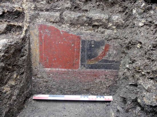 Fragment d'enduit peint (probablement seconde moitié du Ier siècle), dans un angle de mur de l'un des bâtiments gallo-romains