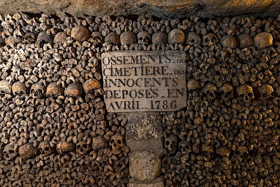 Catacombes de Paris. Ossements provenant du cimetière parisien des Innocents
