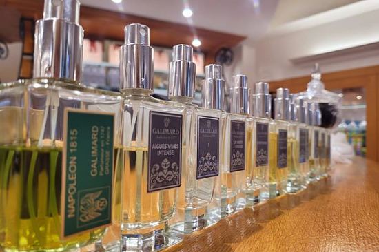 Près de trois siècles d'histoire de la parfumerie vous contemplent, à la Maison Galimard, entreprise historique de la fabrication de parfums