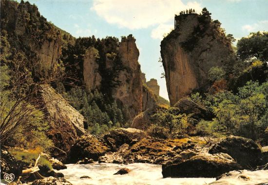 Le Tarn tumultueux se créant un passage dans le chaos du Pas de Souci