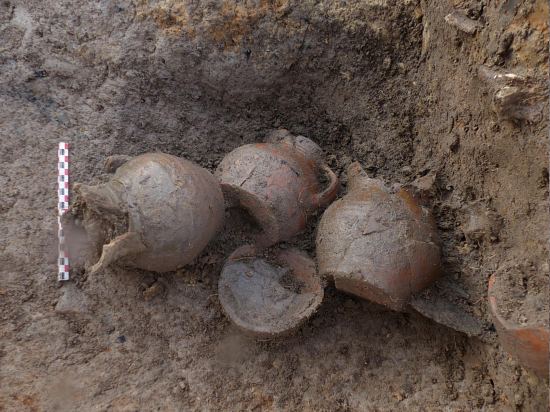 Lot de pichets glaçurés en cours de de dégagement à Sevrey