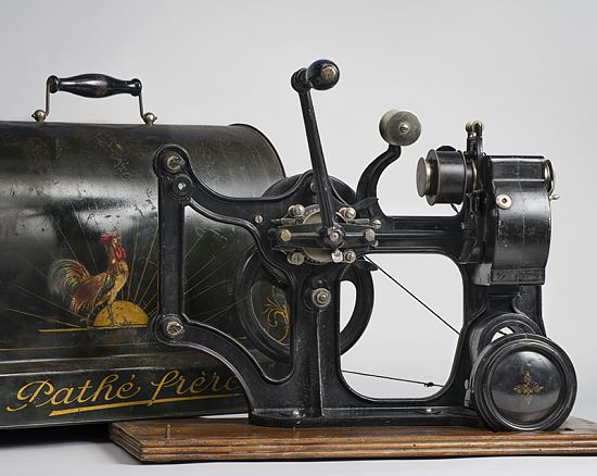 Le projecteur Pathé Kok et son coffre de rangement estampillé Pathé Frères