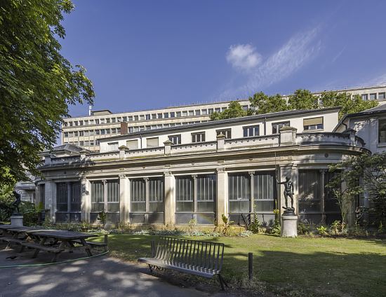 Le pavillon des reptiles demeure fermé depuis 2018, des travaux un temps envisagés pour 2025 ayant été suspendus