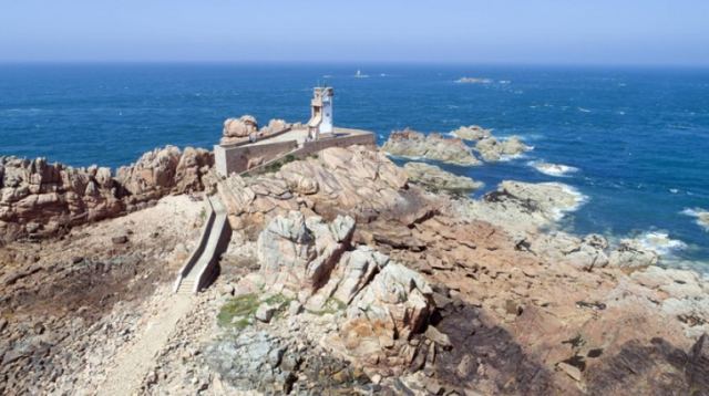 À l'extrémité Nord de Bréhat, s'élève le phare du Paon, sur son promontoire de granit rose