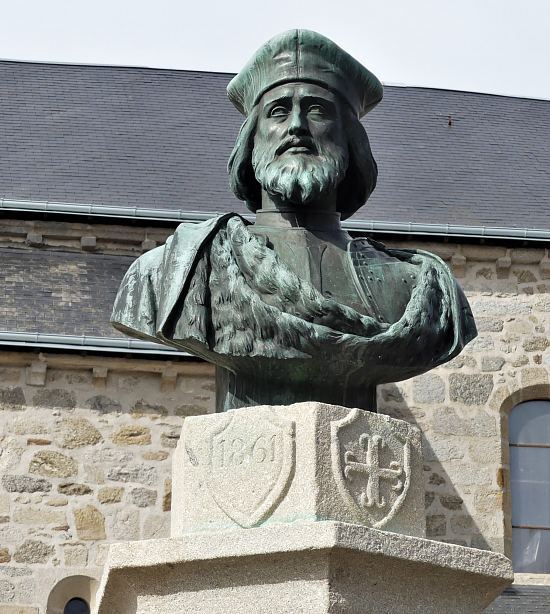 Buste en bronze représentant Pierre d'Aubusson au-dessus d'une fontaine de Vallière (Creuse)