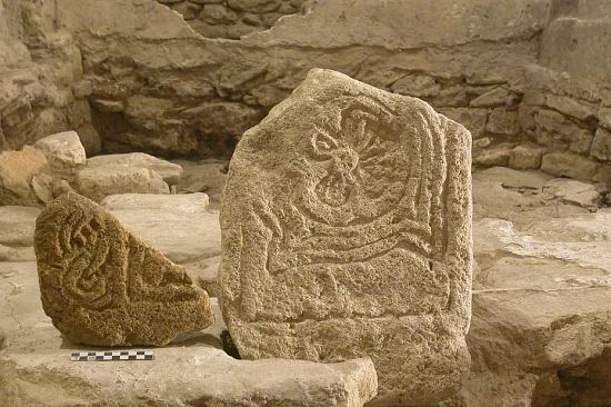 Les vestiges d'une pierre tombale du Moyen Age, découverte à Aubais, près de l'église Saint Nazaire