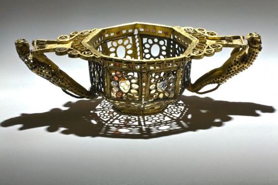 Coupe en or, argent, grenat et tourmaline appartenant au trésor de Pietroasa (Roumanie, fin du IVe-début du Ve siècle)