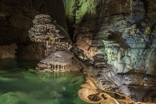 La Pile d'Assiettes emblématique du Gouffre de Padirac s'est formée par la chute des gouttes d'eau venant s'écraser sur la roche des dizaines de mètres plus bas et libérant ainsi leur calcaire sur plusieurs centimètres autour de l'impact