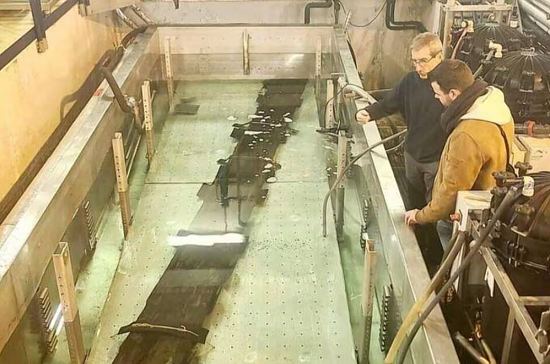La pirogue est aujourd'hui conservée dans une bassine remplie d'eau, à Grenoble