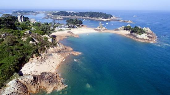 La plage de Guerzido, subtil mélange entre l'eau limpide, le sable rosé et le caractère brut du granit