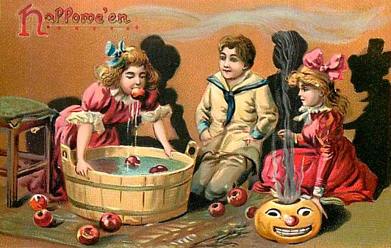Parmi les nouveaux amusements liés à la soirée d'Halloween en Amérique, le jeu consistant à récupérer le plus grand nombre possible de pommes flottant dans l'eau d'un baquet en ne s'aidant que de la bouche