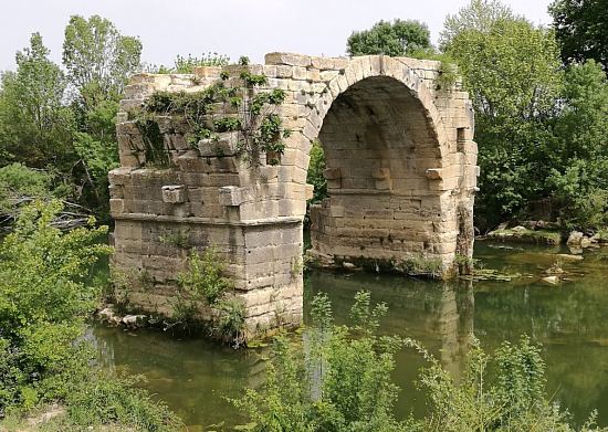 Le pont d'Ambroix (Ambrussum) dans l'Hérault : vestige parmi les plus connus de la voie Domitienne, il fut construit sous le règne d'Auguste et permettait de franchir le Vidourle