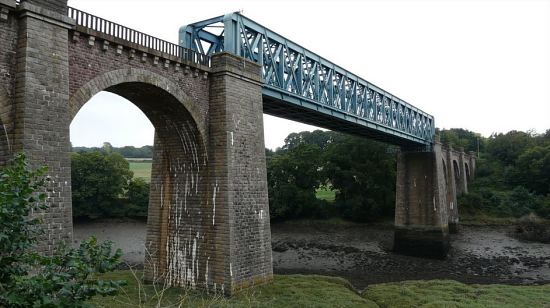 Pont bleu de Frynaudour ou viaduc du Leff, reliant les communes de Quemper-Guézennec et Plourivo (Côtes-d'Armor)