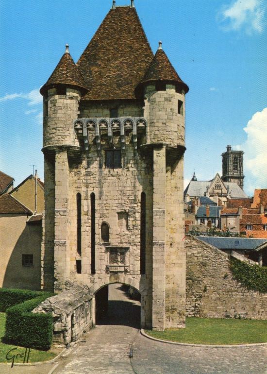 La Porte du Croux a été bâtie à la fin du XIVe siècle à l'une des entrées de la ville de Nevers