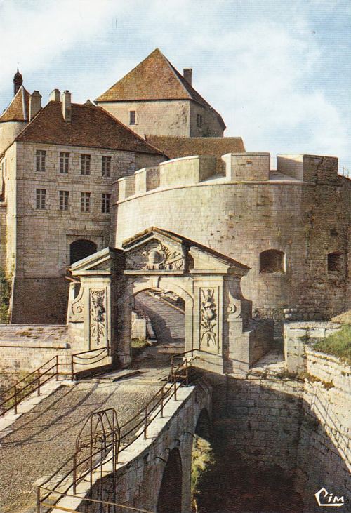 L'entrée du château de Joux : la Porte d'Honneur et la tour du Fer à Cheval