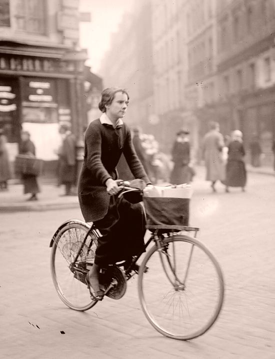 Porteuse de journaux en 1917