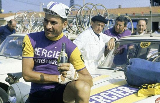 Raymond Poulidor sous l'oeil scrutateur de son directeur sportif Antonin Magne en 1965